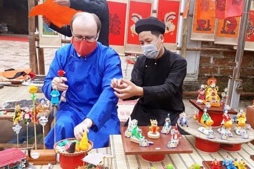 30 đại sứ quán trải nghiệm làng cổ Đường Lâm và Tết xứ Đoài
