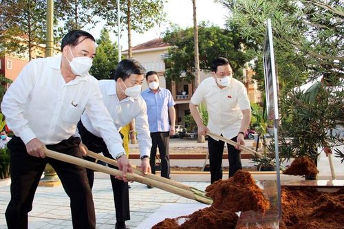 Chủ tịch Quốc hội Vương Đình Huệ thăm, chúc Tết Công an tỉnh Bến Tre