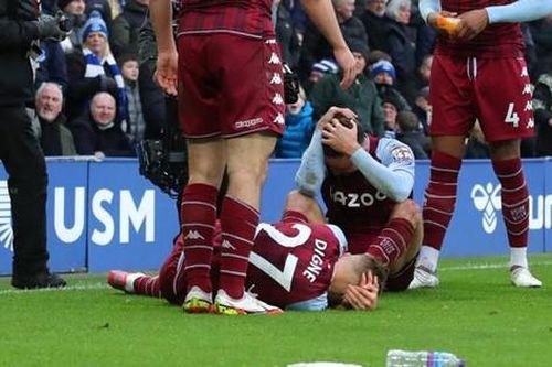 Bắt khẩn cấp CĐV tấn công cầu thủ Aston Villa trong trận gặp Everton