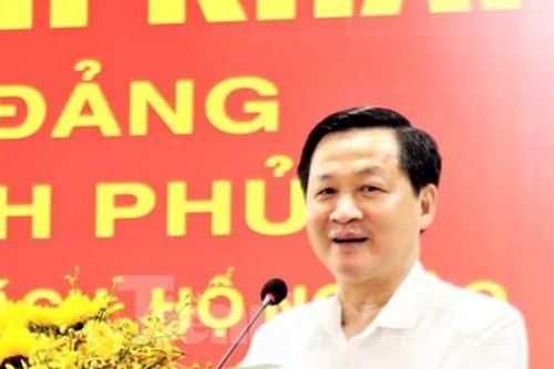 Phó Thủ tướng tặng quà cho người lao động ở Bình Phước