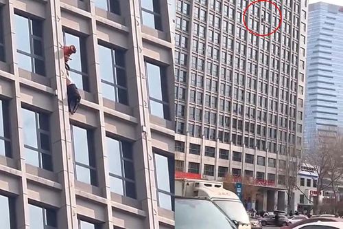 Giải cứu người đàn ông bị treo ngược ngoài cửa sổ tầng 13