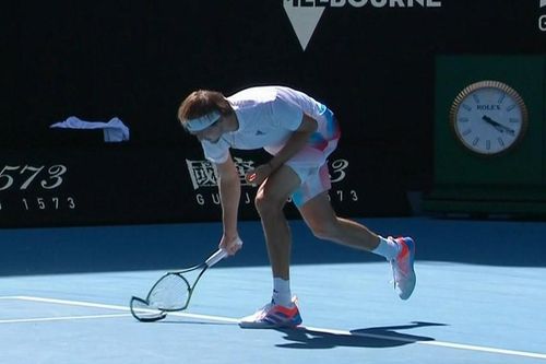Thua Shapovalov, Zverev nổi đóa đập nát vợt