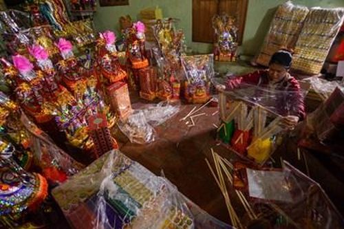 Làng vàng mã Thủ đô 'chạy đua' trước ngày Tết ông Công ông Táo