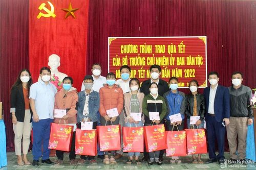 Trao quà Tết của Bộ trưởng, Chủ nhiệm Ủy ban Dân tộc cho người nghèo ở Con Cuông