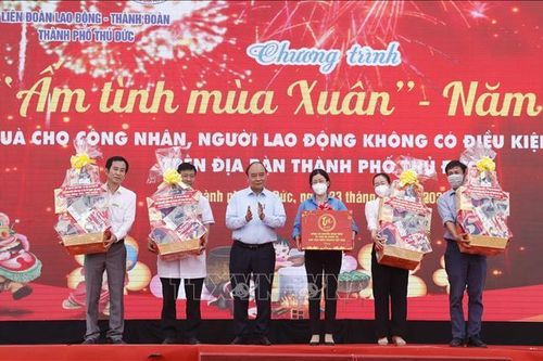 Chủ tịch nước Nguyễn Xuân Phúc trao quà Tết cho công nhân, người lao động tại TP Hồ Chí Minh