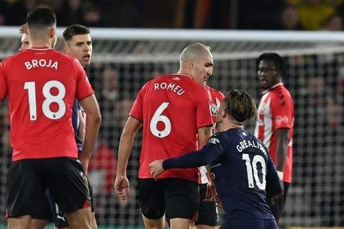Grealish đứng chờ Oriol Romeu trong đường hầm để 'nói chuyện'
