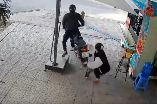 Clip: Nhóm người dàn cảnh trộm xe máy, phản ứng cực nhanh nhạy của cô gái khiến tất cả ngỡ ngàng