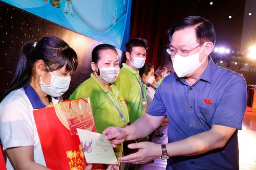Chủ tịch Quốc hội Vương Đình Huệ dự Chương trình 'Tết sum vầy, Xuân bình an' với công nhân tỉnh Bình Dương