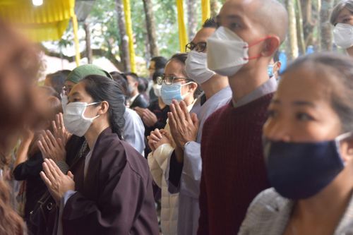 Ngàn người về Tổ đình Từ Hiếu dự lễ Nhập kim quan Thiền sư Thích Nhất Hạnh
