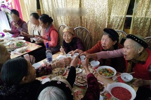 Khoảnh khắc chất chơi của hội người cao tuổi mà giới trẻ nhìn vào đều phải nể