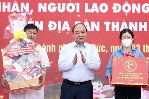 Chủ tịch nước Nguyễn Xuân Phúc trao quà Tết cho công nhân, người lao động tại thành phố Hồ Chí Minh