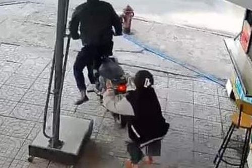 Một mình cô gái nhỏ nhắn giằng co với 4 tên trộm xe máy, cái kết ngoạn mục ai cũng nể
