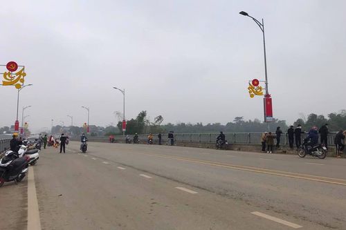 Để lại xe máy và dép trên cầu rồi đi về, nam thanh niên khiến hàng trăm người tìm kiếm