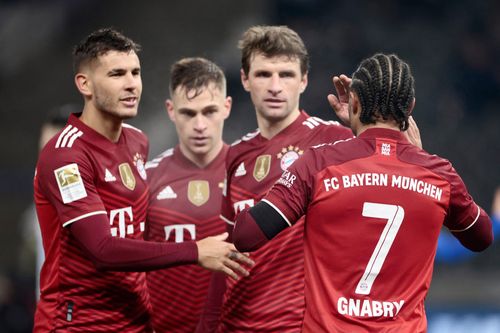 Bayern tái lập khoảng cách 6 điểm với Dortmund