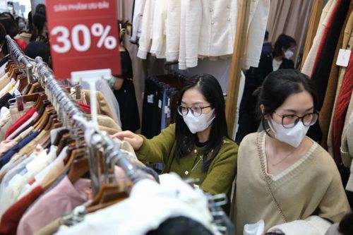 Phố mua sắm ở Hà Nội hồi sinh dịp cuối năm