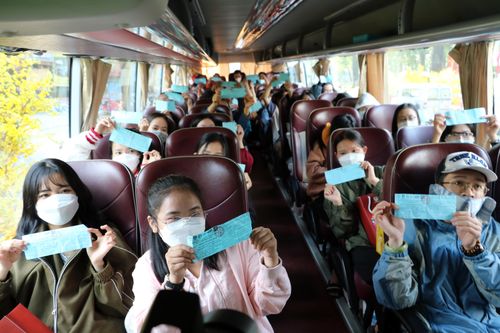 'Chuyến xe mùa xuân' đưa sinh viên khó khăn về quê đón Tết