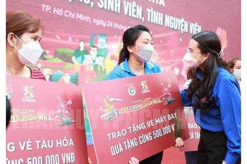 Trao 2.000 vé ô-tô, tàu lửa, máy bay miễn phí cho người lao động về quê đón Tết