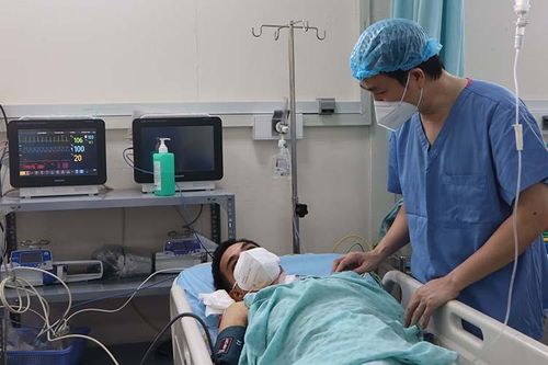 Phẫu thuật lấy nắp chai kim loại cắm sâu hơn 2 tháng trong thực quản