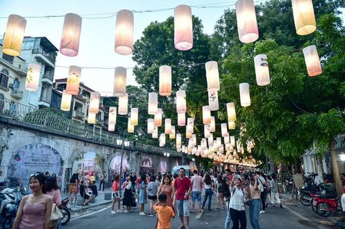 Phố bích họa Phùng Hưng tấp nập sau thời gian 'ngủ tránh dịch'