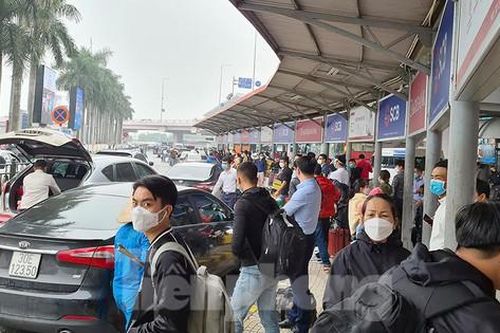 Sân bay Nội Bài đông nghẹt người đi lại và về quê ăn Tết