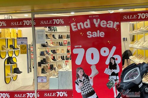 Thời trang giảm giá 80%, chất đống vỉa hè chờ khách mua Tết