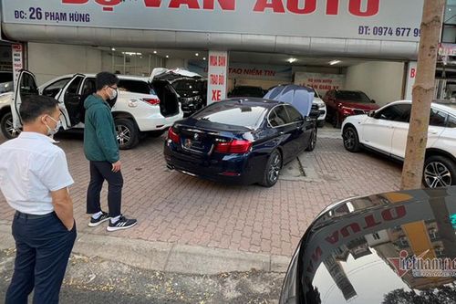 Thị trường ô tô cũ ngày cận Tết: Giá cao vẫn 'cháy hàng'