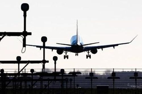 Sống sót sau khi đu càng máy bay suốt 11 giờ