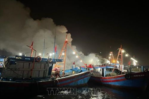 Tàu cá của ngư dân Thanh Hóa bốc cháy dữ dội trong đêm