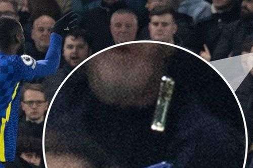 Rudiger bị fan Tottenham ném vật thể lạ vào người