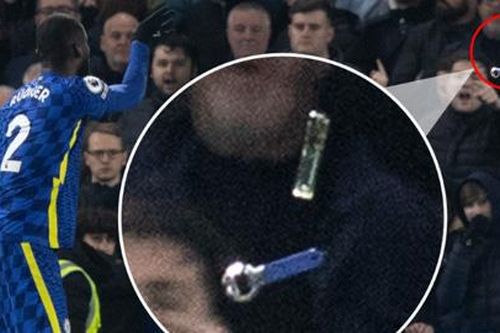 Ruediger bị CĐV Tottenham tấn công bằng đồ vật