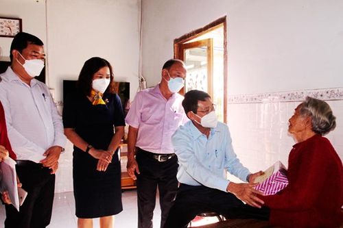 Chúc thọ các cụ tròn 100 tuổi và chúc Tết gia đình chiến sĩ, công chức công tác tại Trường Sa