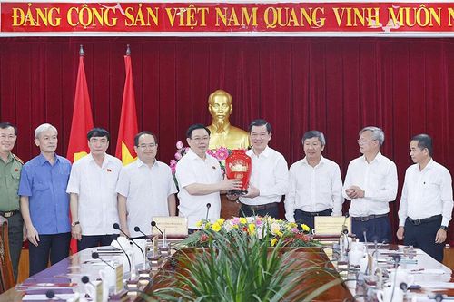 Chủ tịch Quốc hội Vương Đình Huệ thăm và tặng quà Tết tại tỉnh Đồng Nai
