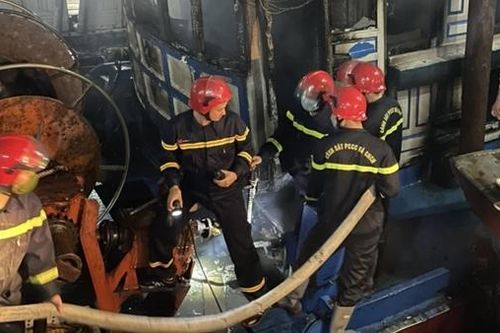 Tàu cá của ngư dân ở Thanh Hóa bốc cháy dữ dội