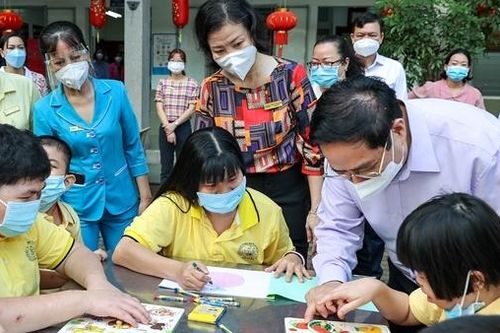 Thủ tướng thăm, tặng quà Trung tâm Bảo trợ trẻ em tàn tật mồ côi Thị Nghè