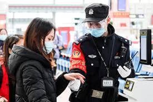 Quan chức Trung Quốc hứng chỉ trích vì tuyên bố tạm giam dân về quê ăn Tết