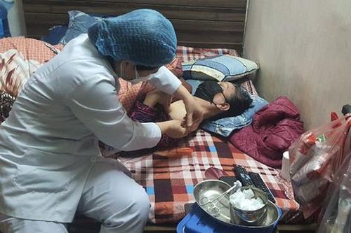 Tiêm vaccine COVID-19 tại nhà, nỗi niềm ai tỏ?!