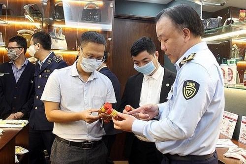 Hàng Tết giả lộng hành, cơ quan quản lý thị trường hướng dẫn cách phân biệt