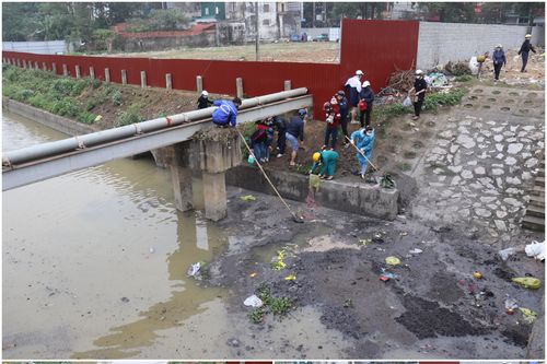 Tết ông Công, ông Táo: Người dân TP Thanh Hóa thả cá, xả luôn cả tro xuống sông