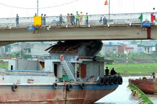 Sà lan chở xi măng đâm vào cầu Thái Bình