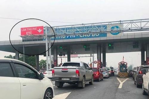 Hàng trăm xe ô tô dán thẻ thu phí không dừng không thể qua trạm thu phí