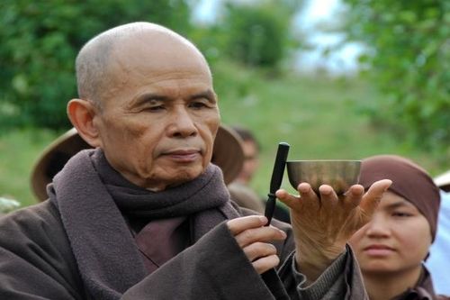 Nhớ thương thầy Nhất Hạnh, người khai thị, dạy con từ bước chân chánh niệm