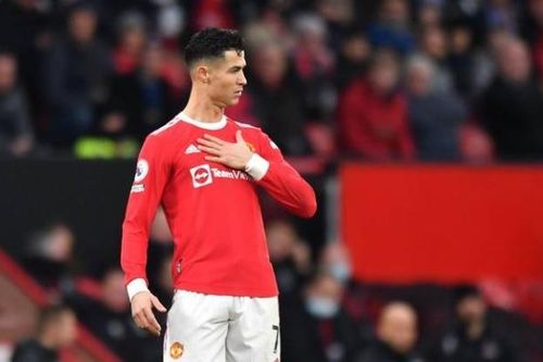 Ronaldo lại mặt nặng mày nhẹ với đồng đội MU