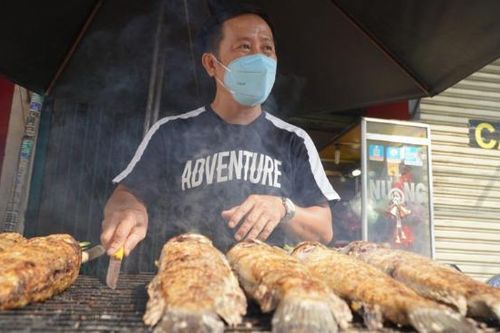 Phố cá lóc nướng lớn nhất Sài Gòn vắng chưa từng thấy, chủ hàng chán nản