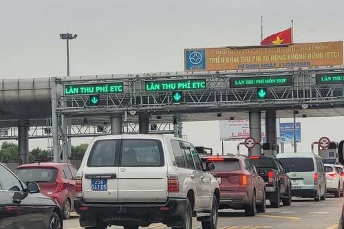 Hàng trăm xe dán thẻ thu phí tự động không qua được cao tốc