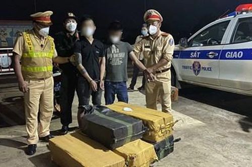 Công an Đắk Nông bắt các đối tượng vận chuyển trái phép gần 200 kg pháo nổ