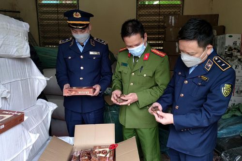 Lào Cai tiêu hủy 4 lô hàng thực phẩm không rõ nguồn gốc, xuất xứ