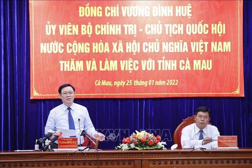 Chủ tịch Quốc hội thăm, chúc Tết cán bộ, chiến sĩ Công an và lực lượng Y tế tại Cà Mau