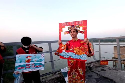'Nam Tào' Xuân Bắc kêu gọi thả cá đừng thả túi nilon