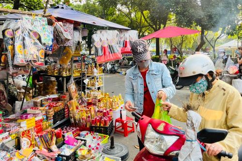 TP Hồ Chí Minh: Hoa tươi, cá chép vàng ế ẩm trong ngày cúng ông Công, ông Táo