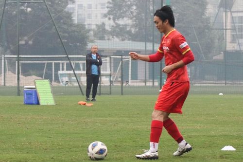 Thủ môn Tấn Trường bị loại, Quang Hải và Tuấn Anh vào Top 5 QBV 2021